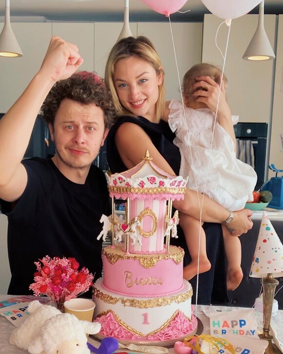 Norman Thavaud, sa compagne Martha et leur fille Bianca réunis pour le premier anniversaire de la fillette, le 25 mars 2020 sur Instagram.