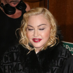 Madonna porte un manteau Versace et marche à l'aide d'une canne à la sortie du London Palladium à Londres. Alors que la chanteuse de 61 ans se produisait au London Palladium à l'occasion du Madame X Tour, les lumières et le son ont été brutalement coupés, et le rideau s'est refermé sur elle. Pour la star, il s'agit ni plus ni moins d'une tentative de censure instrumentée par le théâtre londonien... Le 16 février 2020