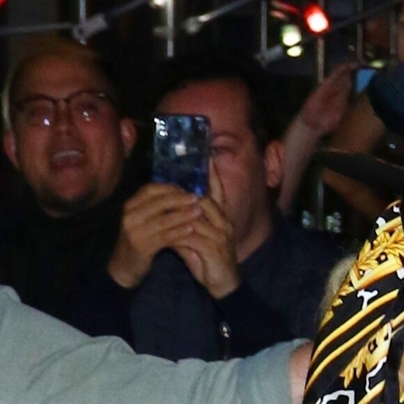Madonna se cache des photographes à son arrivée au Howard Gilman Opera House pour son concert Madame X à New York. Dans les années 90, l'ancien basketteur américain, D. Rodman, entretenait une relation avec la reine de la pop Madonna. Plus de deux décennies après, l'ancien des Chicago Bulls a avoué que l'interprète de Material Girl lui avait proposé 20 millions de dollars pour qu'il l'enfante! Le 19 septembre 2019