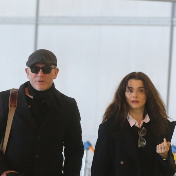 Exclusif - Prix spécial - Daniel Craig avec sa femme Rachel Weisz quittent Paris et attendent un vol à l'aéroport de Paris-Charles-de-Gaulle (CDG), le 2 janvier 2018.