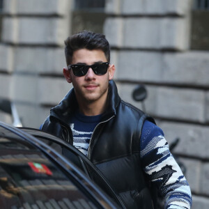 Nick Jonas et sa femme Priyanka Chopra déjeunent en terrasse au restaurant Salumaio à Milan, le 14 février 2020. Un vendeur ambulant essaye de leur vendre un bracelet.