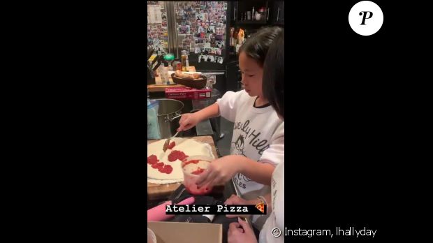 L&#039;atelier pizza de Laeticia Hallyday et ses filles Jade et Joy, sur Instagram, le 27 mars 2020.