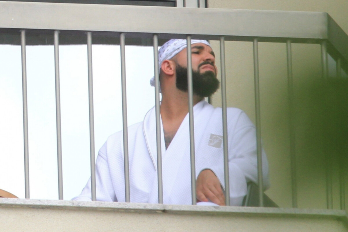 Photo : Exclusif - Drake se relaxe en robe de chambre sur le balcon de ...