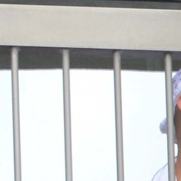 Exclusif - Drake se relaxe en robe de chambre sur le balcon de son hôtel à Rio de Janeiro au Brésil, le 27 septembre 2019