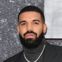 Drake dévoile enfin le visage de son fils Adonis, blond aux yeux bleus