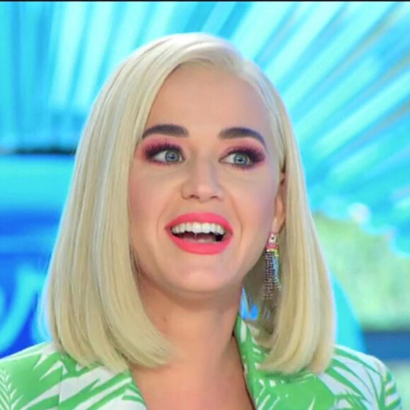 Katy Perry partage la nouvelle de sa grossesse avec les jurés de "American Idol", Lionel Richie et Luke Bryan à Los Angeles, le 9 mars 2020