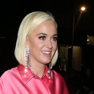 Katy Perry est allée regarder la comédie musicale "& Juliet" au théâtre Shaftsbury et est ensuite allée dîner au restaurant Scott à Londres, Royaume Uni, le 3 février 2020.