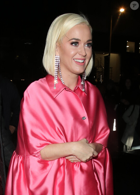 Katy Perry est allée regarder la comédie musicale "& Juliet" au théâtre Shaftsbury et est ensuite allée dîner au restaurant Scott à Londres, Royaume Uni, le 3 février 2020.