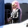 Exclusif - Lady Gaga, les cheveux roses et vêtue d'un blouson de motard en cuir noir, arrive aux studios Quixote à Los Angeles, le 11 février 2020.