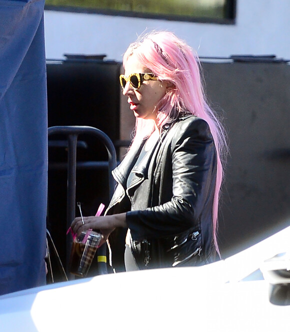 Exclusif - Lady Gaga, les cheveux roses et vêtue d'un blouson de motard en cuir noir, arrive aux studios Quixote à Los Angeles, le 11 février 2020.