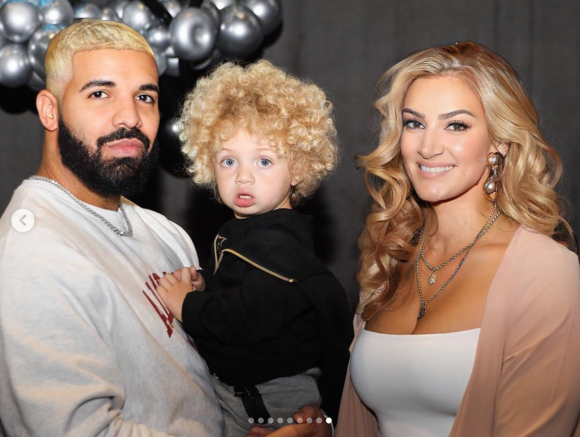 Drake, Sophie Brussaux et leur fils Adonis. Mars 2020.
