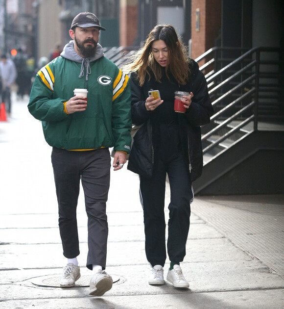 Exclusif - Shia LaBeouf et sa compagne Rebecca Schwartz se promènent dans les rues de New York. Rebecca est l'ancienne compagne de M.Ronson. Le 19 novembre 2019.
