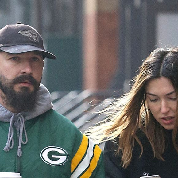Exclusif - Shia LaBeouf et sa compagne Rebecca Schwartz se promènent dans les rues de New York. Rebecca est l'ancienne compagne de M.Ronson. Le 19 novembre 2019.