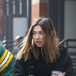 Exclusif - Shia LaBeouf et sa compagne Rebecca Schwartz se promènent dans les rues de New York. Rebecca est l'ancienne compagne de M.Ronson. Le 19 novembre 2019.