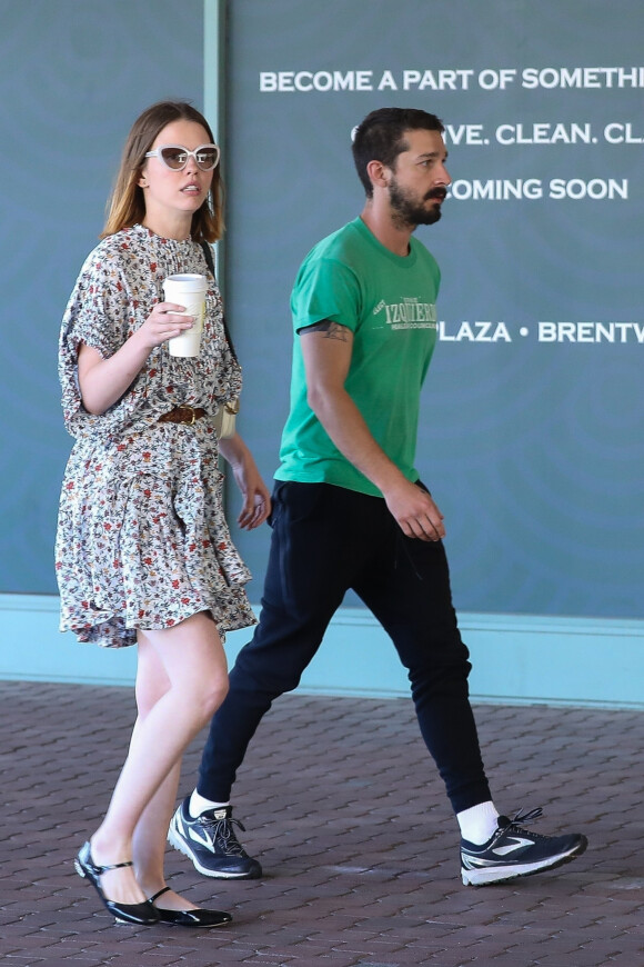 Exclusif - Shia LaBeouf et sa compagne Mia Goth sont allés acheter des cafés à emporter dans les rues de Brentwood, le 25 avril 2018