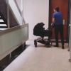 Julien Dereims a publié une vidéo de lui en train d'essayer d'endormir son fils dans le couloir de son appartement (en raison du confinement) le 2 avril 2020.