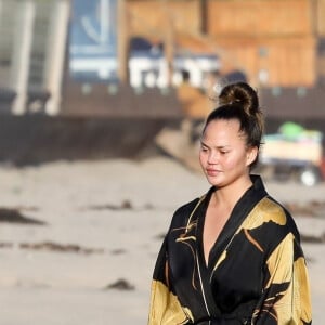 Exclusif - John Legend et Chrissy Teigen passent la journée à la plage avec leur fils Miles à Malibu, le 15 mars 2020. Les deux parents ont joué au ballon avec leur fils de 1 an.