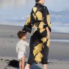 Exclusif - John Legend et Chrissy Teigen passent la journée à la plage avec leur fils Miles à Malibu, le 15 mars 2020. Les deux parents ont joué au ballon avec leur fils de 1 an.