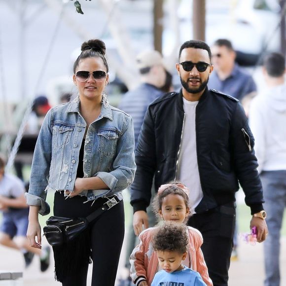 Chrissy Teigen et John Legend passent un moment en famille au parc de Beverly Hills avec leurs enfants Miles et Luna le 7 mars 2020.