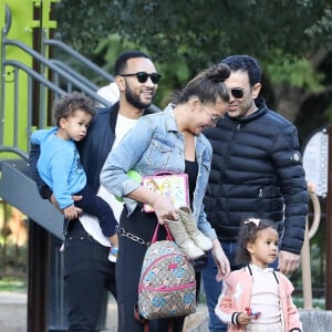 Chrissy Teigen et John Legend passent un moment en famille au parc de Beverly Hills avec leurs enfants Miles et Luna le 7 mars 2020.