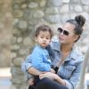 Chrissy Teigen et John Legend passent un moment en famille au parc de Beverly Hills avec leurs enfants Miles et Luna le 7 mars 2020.