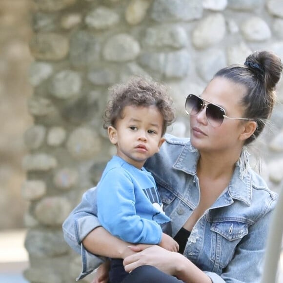 Chrissy Teigen et John Legend passent un moment en famille au parc de Beverly Hills avec leurs enfants Miles et Luna le 7 mars 2020.