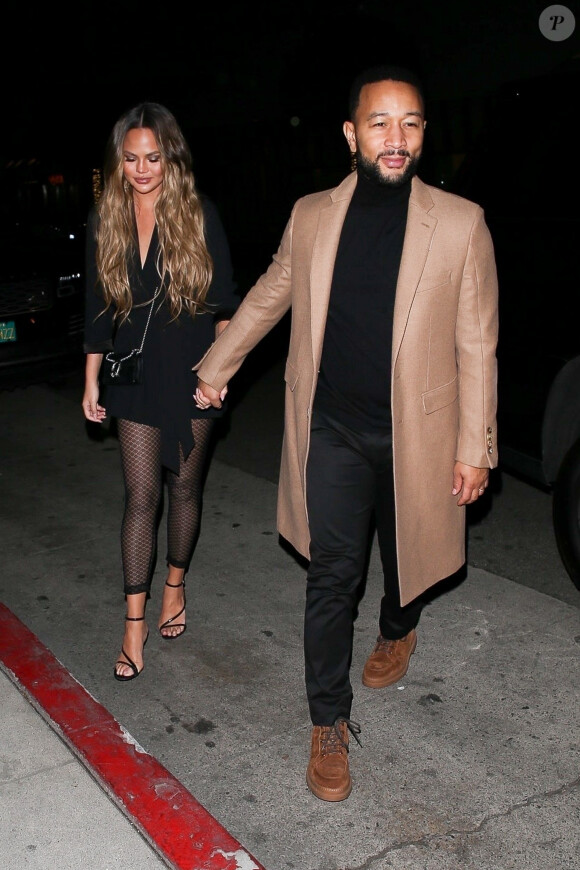 Chrissy Teigen et son mari John Legend sont allés diner en amoureux au restaurant Madeo dans le quartier de Beverly Hills à Los Angeles, le 27 février 2020