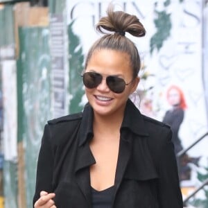 Chrissy Teigen sort d'un immeuble avec sa fille Luna dans un cartier de New York, le 20 février 2020