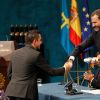 Le footballeur Xavi Hernandez reçoit le prix Sports aux prix Prince des Asturies par le prince Felipe d'Espagne. Oviedo, le 26 octobre 2012.