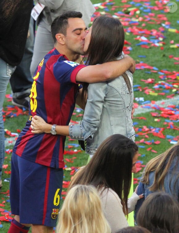 Xavi Hernandez et sa femme Nuria Cunillera - Les joueurs célèbrent leur victoire en famille du match de football La Liga contre Deportivo Coruna à Barcelone. Xavi Hernandez, capitaine du FC Barcelone, a annoncé son départ à la fin de la saison. Le 23 mai 2015