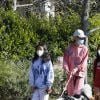 Laeticia Hallyday, ses filles Jade et Joy, avec des masques, se promènent dans le quartier de Pacific Palisades, à Los Angeles, Californie, Etats-Unis, le 3 avril 2020.