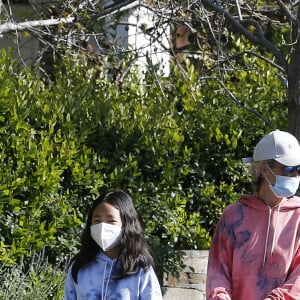 Laeticia Hallyday, ses filles Jade et Joy, avec des masques, se promènent dans le quartier de Pacific Palisades, à Los Angeles, Californie, Etats-Unis, le 3 avril 2020.