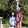 Laeticia Hallyday, ses filles Jade et Joy, avec des masques, se promènent dans le quartier de Pacific Palisades, à Los Angeles, Californie, Etats-Unis, le 3 avril 2020.