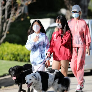 Laeticia Hallyday, ses filles Jade et Joy, avec des masques, se promènent dans le quartier de Pacific Palisades, à Los Angeles, Californie, Etats-Unis, le 3 avril 2020.