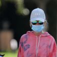 Laeticia Hallyday, ses filles Jade et Joy, avec des masques, se promènent dans le quartier de Pacific Palisades, à Los Angeles, Californie, Etats-Unis, le 3 avril 2020.