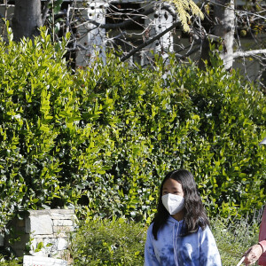 Christina arrive en fin d'après-midi chez Laeticia avec son chien Bono et des masques de protection à la main. Laeticia Hallyday, ses filles Jade et Joy, Christina, avec des masques, et leurs chiens Santos, Cheyenne et Bono se promènent dans le quartier de Pacific Palisades, à Los Angeles, Californie, Etats-Unis, le 3 avril 2020