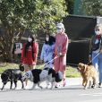 Christina arrive en fin d'après-midi chez Laeticia avec son chien Bono et des masques de protection à la main. Laeticia Hallyday, ses filles Jade et Joy, Christina, avec des masques, et leurs chiens Santos, Cheyenne et Bono se promènent dans le quartier de Pacific Palisades, à Los Angeles, Californie, Etats-Unis, le 3 avril 2020