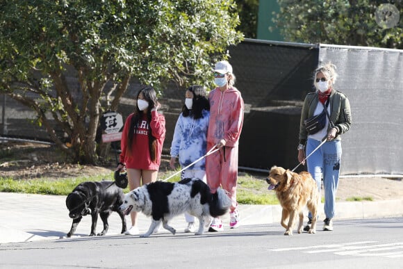 Christina arrive en fin d'après-midi chez Laeticia avec son chien Bono et des masques de protection à la main. Laeticia Hallyday, ses filles Jade et Joy, Christina, avec des masques, et leurs chiens Santos, Cheyenne et Bono se promènent dans le quartier de Pacific Palisades, à Los Angeles, Californie, Etats-Unis, le 3 avril 2020