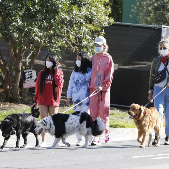 Christina arrive en fin d'après-midi chez Laeticia avec son chien Bono et des masques de protection à la main. Laeticia Hallyday, ses filles Jade et Joy, Christina, avec des masques, et leurs chiens Santos, Cheyenne et Bono se promènent dans le quartier de Pacific Palisades, à Los Angeles, Californie, Etats-Unis, le 3 avril 2020