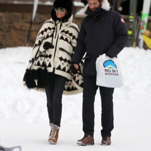 Exclusif - Laeticia Hallyday et son compagnon Pascal Balland lors d'une journée au ski à la station "Big Sky" dans le Montana avec leurs filles respectives, le 16 février 2020.