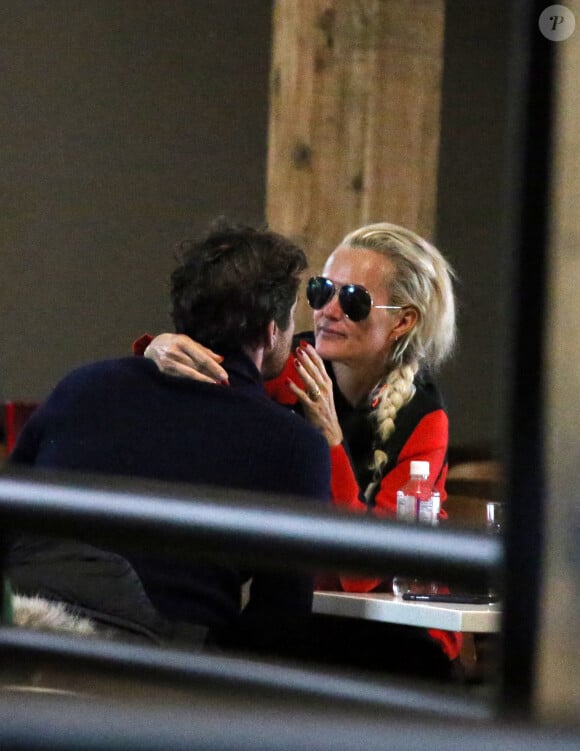 Exclusif - Laeticia Hallyday et son compagnon Pascal Balland lors d'une journée au ski à la station "Big Sky" dans le Montana avec leurs filles respectives, le 16 février 2020.