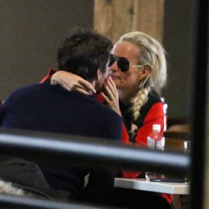 Exclusif - Laeticia Hallyday et son compagnon Pascal Balland lors d'une journée au ski à la station "Big Sky" dans le Montana avec leurs filles respectives, le 16 février 2020.