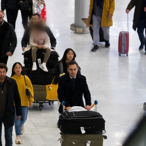 Exclusif - Laeticia Hallyday, ses filles Jade et Joy, Pascal Balland, Madeleine, la fille de Pascal Balland et Carl, chauffeur et garde du corps - Laeticia Hallyday, son compagnon et toute la famille arrivent à l'aéroport de Paris-Orly après avoir passé des vacances et le nouvel An à Marrakech au Maroc, à Orly, France, le 3 janvier 2020.