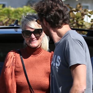 Laeticia Hallyday est allée déjeuner au restaurant MTN Venice avec sa mère Françoise Thibaut, son compagnon Pascal Balland et sa fille Mathilde à Los Angeles, le 19 octobre 2019.