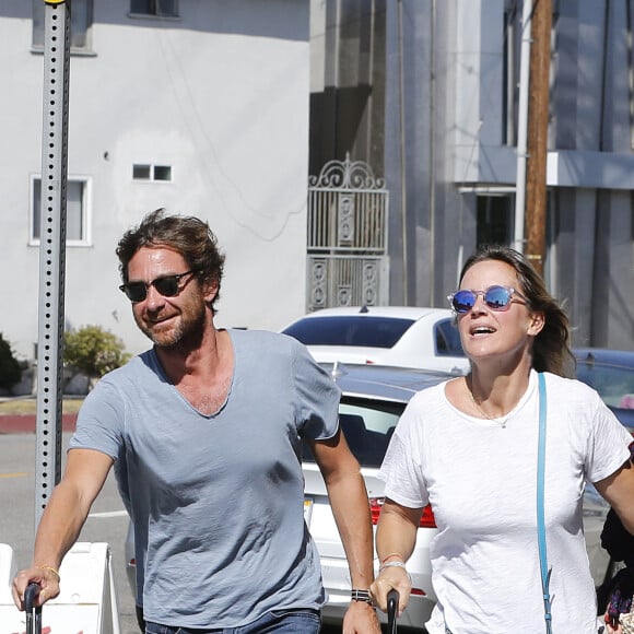 Laeticia Hallyday et son compagnon Pascal Balland ressortent du restaurant de sushi avec Marine, l'ex-femme de Pascal Balland, à Los Angeles, avant d'aller chercher leurs filles à l'école. Le 13 septembre 2019.