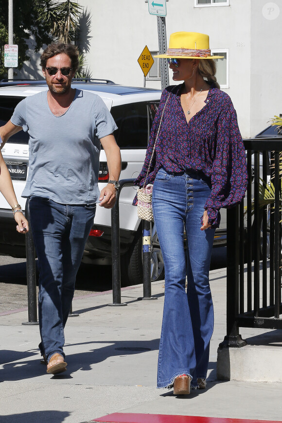 Laeticia Hallyday et son compagnon Pascal Balland ressortent du restaurant de sushi avec Marine, l'ex-femme de Pascal Balland, à Los Angeles, avant d'aller chercher leurs filles à l'école. Le 13 septembre 2019.