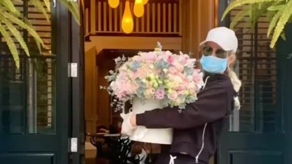 Laeticia Hallyday a reçu un bouquet de fleurs de son compagnon Pascal Balland le 5 avril 2020.