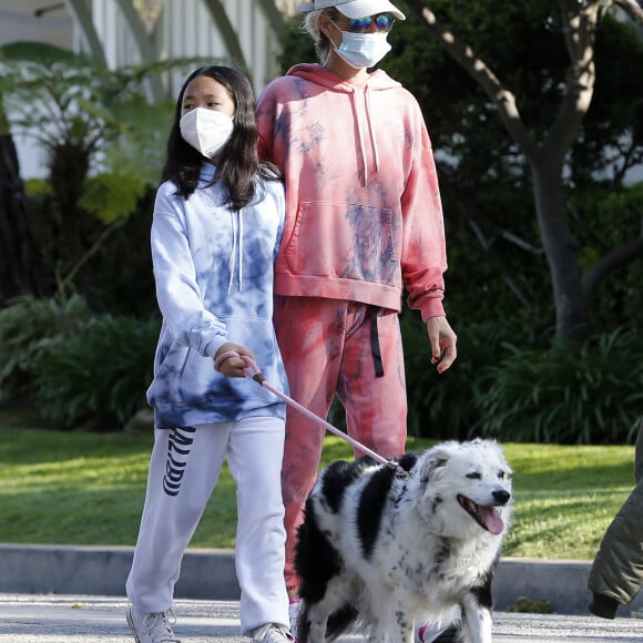 Christina arrive en fin d'après-midi chez Laeticia avec son chien Bono et des masques de protection à la main. Laeticia Hallyday, ses filles Jade et Joy, Christina, avec des masques, et leurs chiens Santos, Cheyenne et Bono se promènent dans le quartier de Pacific Palisades, à Los Angeles, Californie, Etats-Unis, le 3 avril 2020, pendant la période de confinement.