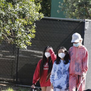 Christina arrive en fin d'après-midi chez Laeticia avec son chien Bono et des masques de protection à la main. Laeticia Hallyday, ses filles Jade et Joy, Christina, avec des masques, et leurs chiens Santos, Cheyenne et Bono se promènent dans le quartier de Pacific Palisades, à Los Angeles, Californie, Etats-Unis, le 3 avril 2020, pendant la période de confinement.