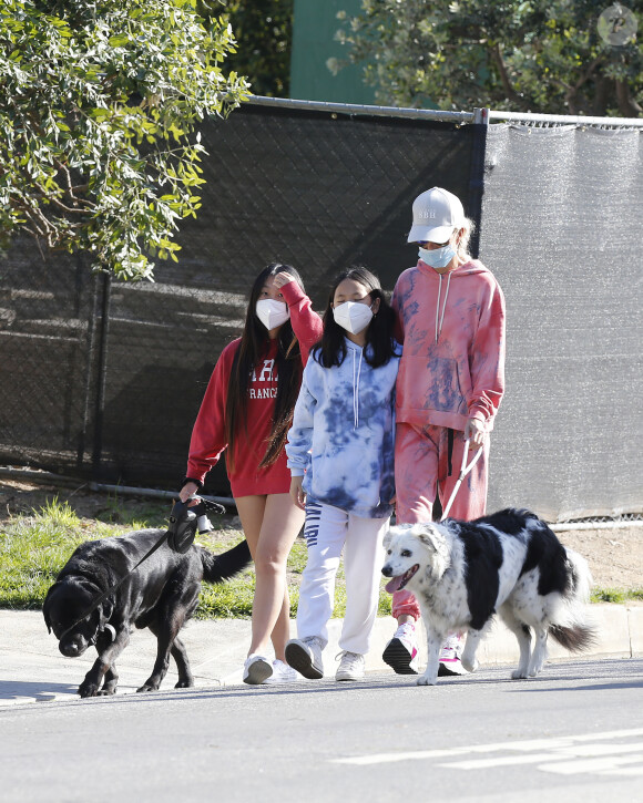 Christina arrive en fin d'après-midi chez Laeticia avec son chien Bono et des masques de protection à la main. Laeticia Hallyday, ses filles Jade et Joy, Christina, avec des masques, et leurs chiens Santos, Cheyenne et Bono se promènent dans le quartier de Pacific Palisades, à Los Angeles, Californie, Etats-Unis, le 3 avril 2020, pendant la période de confinement.